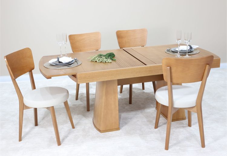 Foto ambientada 4 cadeiras de jantar Ariel com Mesa de Jantar Extensível 2m Tampo de Madeira Ilhabela em sala de jantar