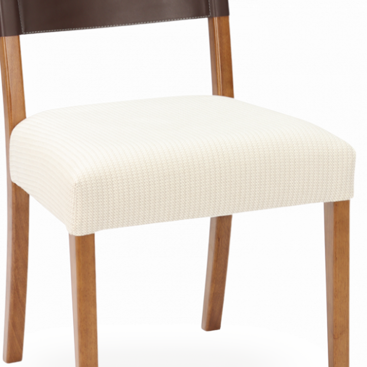 Cadeira de madeira guarita na cor amêndoa e tecido bege em fundo infinito focando nos detalhes do assento