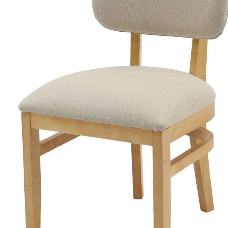 Cadeira estofada laura na cor amêndoa e tecido bege em fundo infinito focando nos detalhes do assento