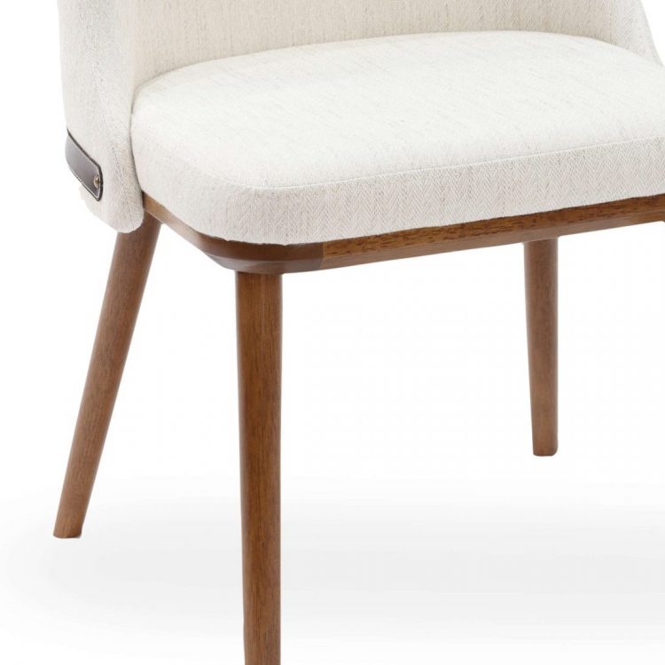 Cadeira de madeira gunga na cor amêndoa e tecido bege em fundo infinito focando no assento