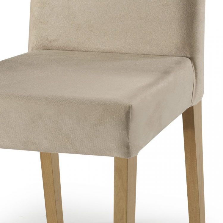 Cadeira de madeira estofada ponta negra na cor amêndoa e tecido bege em fundo infinito focando nos detalhes do assento